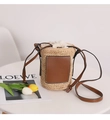 Stroh-Eimertasche mit braunem Lederpatch und Kordelzug für den Strandurlaub - Crossbody Raffia Eimer