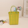 Borsa tote intrecciata a mano con vivace motivo a scacchi giallo e verde e rivetti in metallo - Verde