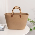 Gestreifte gewebte Baumwolltasche mit Vintage-Bambusgriffen in natürlichem Beige - Kaffeebraun