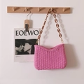 Bolso de hombro de paja tejida rosa con cadena de resina ámbar y detalles dorados - Rosa