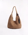 Detailaufnahme der Stroh-Tragetasche mit schwarzen Quasten und textilem Innenfutter - Khaki (Natürlich)