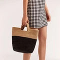 Dettaglio borsa tote in paglia intrecciata a mano con contrasto nero e beige - Naturale e Nero