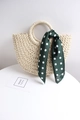 Detalle de bolso de paja semicircular con pañuelo de seda verde de lunares y asa redonda - Blanco Roto + Pañuelo de Lunares Verdes