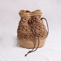 Secchiello artigianale in paglia intrecciata con fiori e coulisse in pelle per spiaggia - caffè