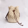 Secchiello in paglia fatto a mano con motivi floreali all'uncinetto e lacci in pelle - Beige