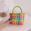Bolso de mano tejido a cuadros rosa degradado para la playa y vacaciones de verano - Colorido