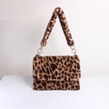 Borsa a spalla alla moda in peluche leopardato con anelli metallici dorati e soffici - Leopardo Caffè Chiaro