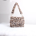 Dettaglio della borsa in peluche leopardata con pelliccia sintetica e anelli in metallo oro - Bianco leopardo