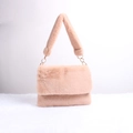 Borsa a tracolla in peluche rosa tenue con spallina spessa in pelliccia sintetica - Rosa