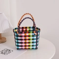 Bolso de mano tejido a cuadros coloridos con asas dobles para playa y vacaciones - Negro