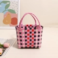 Rosa und schwarz karierte Strohtasche mit robusten zylindrischen Griffen für Damen - Schwarz Rot Weiß Rosa Griff