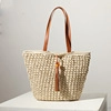 Borsa tote in paglia beige con manici in pelle marrone e nappina su espositore - Beige