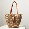 Borsa tote in paglia naturale con manici in pelle marrone e nappina per le vacanze - caffè