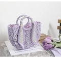 Detalle de un bolso tejido morado con un pañuelo de seda floral en el asa superior - Púrpura + Pañuelo / Púrpura (Con Pañuelo Floral Púrpura)