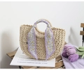 Détail du sac à main en paille tressé avec foulard en soie floral et texture raffinée - Beige + Écharpe / Beige (Avec Écharpe Florale Violette)