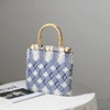 Borsa a mano intrecciata a scacchi blu e bianchi con perle e manico in bambù - Rombo Blu