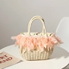 Strohhandtasche mit zarten rosa Federn und zwei Tragegriffen für den Urlaub - Beige + Rosa Feder
