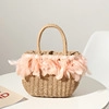 Handgefertigte Stroh-Handtasche mit rosa Chiffonspitze und Bambusgriffen - Kaffee + Rosa Feder