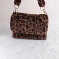 Borsa a spalla in ecopelliccia con stampa leopardata e anelli metallici dorati chic - Leopardo Caffè Scuro