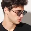 Zijaanzicht detail van retro ronde zonnebril met getextureerd metalen montuur op model - Gunmetal Frame Zwart (C02)