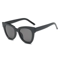 Occhiali da sole cat-eye neri oversize con lenti grigio scuro e vista laterale a 45 gradi - Montatura Nera Lenti Grigie