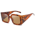 Lunettes de soleil carrées vintage avec monture écaille et détails de rivets argentés - C04 Léopard