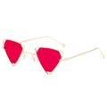 Gafas de sol punk triangulares con lentes rojas y montura metálica dorada calada - Rojo Transparente