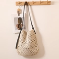Borsa hobo beige lavorata a mano all'uncinetto con tracolla in pelle nera al muro - Beige