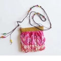 Detalle de mini bolso bohemio de paja con cuentas de madera de colores y estampados rosa - Color N.º 2 (Estampado de Patchwork Rosa)
