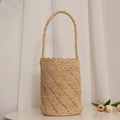 Handgefertigte Raffia-Eimertasche mit Wellenrand und diagonalem Strickmuster für den Urlaub - Raffia Diagonalstreifen Eimer Stil