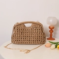 Handgewebte khakifarbene Strohkupplung mit klobigem Griff und goldener Kette für Strand - Braun