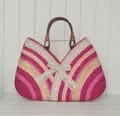 Dettaglio borsa in paglia intrecciata a righe rosa con fiocco in pizzo e manici in legno - Righe Rosa