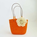 Detalle del bolso de paja naranja tejido a mano con flor blanca para la playa - Naranja