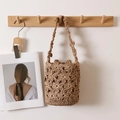 Handgefertigte gehäkelte Blumen-Strohtasche in Khaki mit gewebtem Griff für den Strand - Handgefertigter Blumen-Eimer-Stil