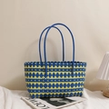 Blauw en geel geweven kunststof strandtas met een geometrisch gestreept patroon - Blauw en Geel