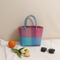 Borsa a mano intrecciata in plastica multicolore rosa, blu e verde con manici robusti - Blu e Viola