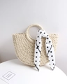 Bolso de paja artesanal con diseño de media luna, asas redondas y pañuelo de lunares - Blanco Roto + Pañuelo Blanco con Lunares Negros