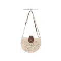 Detail der beigen halbkreisförmigen Strohtasche mit brauner Lederklappe und Gurt - Halbkreis Hohl (Crossbody) / Beige