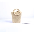 Detailansicht der handgefertigten Strohtasche mit runden Griffen und feiner Flechtstruktur - Beige (Kleines Trapez Mit Rundem Griff)