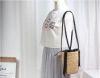 Bolso cubo de paja con correa de hombro de cuero negro y textura tejida natural - Estilo de Lazo Negro Color Natural / Color madera natural
