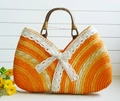 Borsa tote in paglia a righe arancioni con fiocco in pizzo bianco e manici in legno - Strisce Arancioni