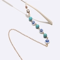 Catena per occhiali dorata con perle turchesi e malocchio su sfondo bianco - Stile Occhio del Diavolo Turchese Oro