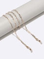 Catena per occhiali dorata con perle bianche e fermagli su supporto bianco - Catena in Metallo Dorato Con Perle