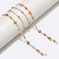 Cadena dorada para gafas con flores de esmalte de colores y cuentas en soporte blanco - Estilo de Flor de Color Dorado