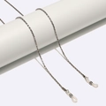 Zilveren getextureerde brillenketting met witte siliconen houders op een witte houder - Zilver