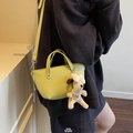 Dettaglio mini borsa gialla in pelle a grana con ciondolo a forma di cane in peluche - Senza Ciondolo / Verde