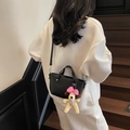 Mini borsa a secchiello nera trama litchi con ciondolo a cucciolo di peluche - Senza Ciondolo / Nero