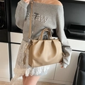 Detailansicht der beigefarbenen Cloud-Tasche mit eleganter Plissee- und Litschistruktur - Khaki