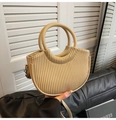 Detalle de bolso medialuna beige plisado con asas dobles y textura de cuero sintético - Caqui