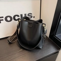 Borsa a secchiello nera con tracolla a righe e dettagli dorati in stile moderno - Nero